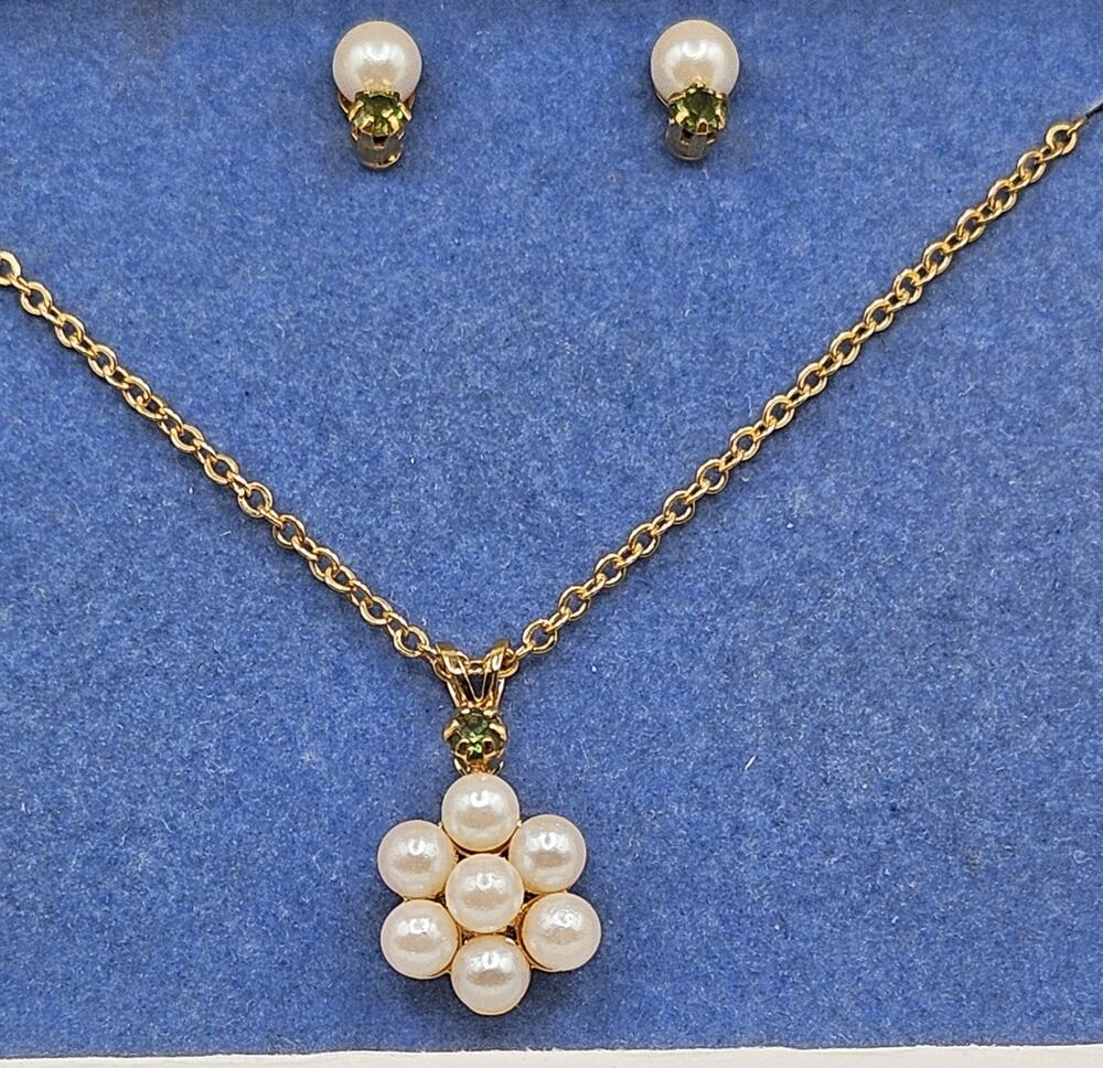 Avon August Birthstone Pearl Cluster Pendant 19" Gold Tone Chain